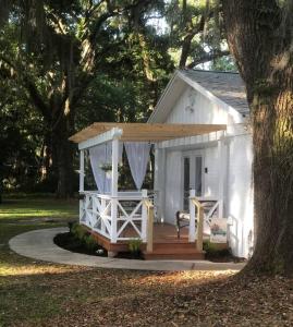 Κήπος έξω από το Adorable French Cottage style - 1 bedroom.