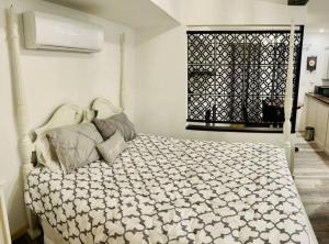 Un pat sau paturi într-o cameră la Adorable French Cottage style - 1 bedroom.