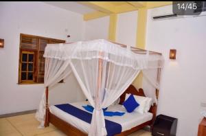 Letto o letti in una camera di Ocean Gate Villa Tangalle