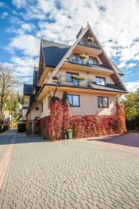 a building with ivy growing up the side of it at Willa Litworówka in Biały Dunajec