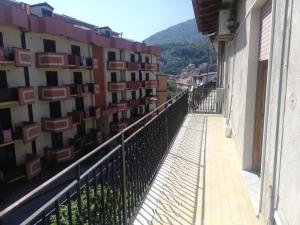 einen Balkon mit Blick auf ein Gebäude in der Unterkunft casa Giusy in Tortorici