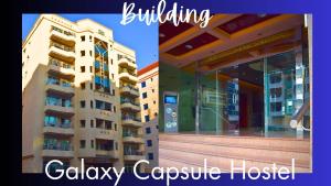 uma fotografia de um edifício de apartamentos com uma varanda em The Galaxy Star Capsule Near Burjuman Metro Station no Dubai