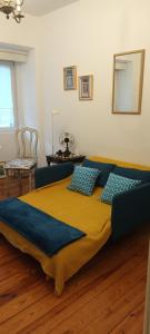 ein Schlafzimmer mit einem Bett mit zwei Kissen darauf in der Unterkunft April Bridge House in Lissabon