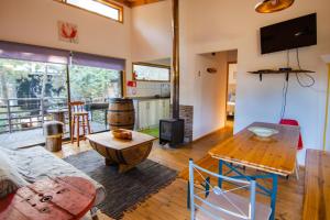 uma sala de estar com um sofá e uma mesa em Lodge Terra Mar em Pichilemu
