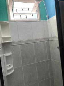 een badkamer met een douche en een raam bij Loft inteiro, aconchegante. in Aracaju