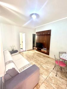 um quarto com uma cama, uma mesa e uma televisão em Apartamento mobiliado Piracicaba em Piracicaba