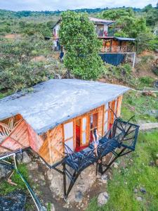 an overhead view of a small house with a roof at Finca Ecoturistica Xtremly 