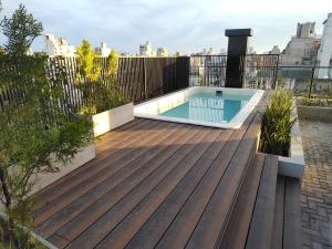 a deck with a swimming pool on top of a building at Monoambiente céntrico a estrenar in Rosario