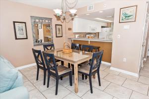 ein Esszimmer und eine Küche mit einem Tisch und Stühlen in der Unterkunft SeaCrest 304 condo in Fort Walton Beach