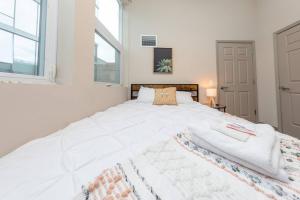 Rúm í herbergi á McCormick 2br/2ba Oasis with optional Parking, Patio, Gym for up to 6 guests