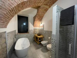 y baño con 2 aseos, lavamanos y ducha. en Agriturismo Al Mancino en Lonato