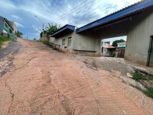 an empty dirt road next to a building at Hospedaria Cmc unidade 12 in Brasilia