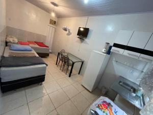 Habitación pequeña con 2 camas y lavamanos en Hospedaria Cmc unidade 12 en Brasilia