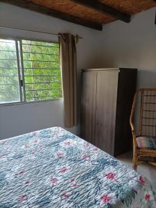 una camera da letto con un letto, un armadio e una finestra di Los Caranchos I a Cuchilla Alta