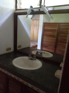 uma casa de banho com um lavatório e um espelho em Lodge Barka Lounge em Jabilla