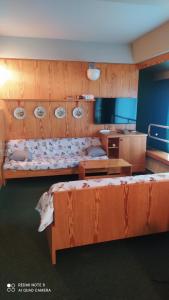 een kamer met 2 bedden in een kamer met bij Appartamento Marilleva1400 residence Albarè in Marilleva