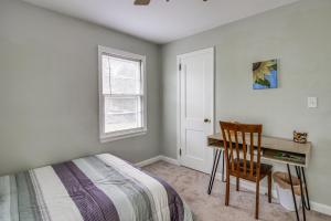 Schlafzimmer mit einem Bett, einem Schreibtisch und einem Fenster in der Unterkunft Welcoming Duluth Home about 2 Mi to Brighton Beach! in Duluth