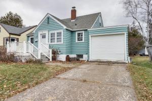 uma casa azul com uma garagem branca em Welcoming Duluth Home about 2 Mi to Brighton Beach! em Duluth