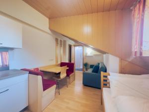 Apartamento pequeño con cocina y sala de estar. en Posthof, en Campo di Trens