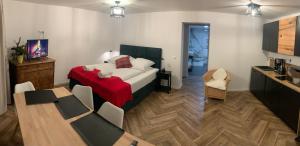 フェルトベルクにあるBergOase-Apart am Feldbergのベッドルーム1室(赤い毛布付きのベッド1台付)