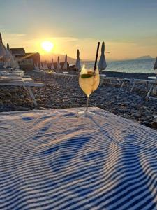 een vogel zittend op een handdoek op een strand bij La mia deliziosa Casetta di giù in Termini Imerese
