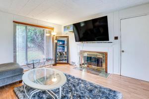 sala de estar con TV y chimenea en Family-Friendly Bloomfield Hills Home with Patio! en Bloomfield Hills