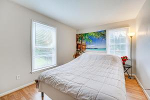 1 dormitorio con 1 cama y 2 ventanas en Family-Friendly Bloomfield Hills Home with Patio! en Bloomfield Hills