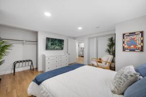 Habitación blanca con cama y sofá en Beautiful Work Stay Retreat in Pueblo Near Downtown, en Pueblo