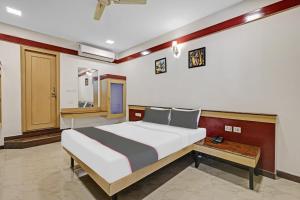 een slaapkamer met een groot bed in een kamer bij Collection O Sri Sai Ram Suites in Bangalore