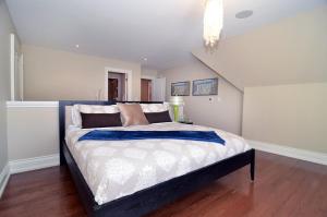 a bedroom with a large bed in a room at Beautiful ski chalet in the blue mountains with gas fireplace and community pool in Collingwood