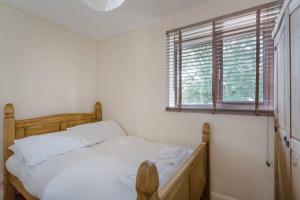 Een bed of bedden in een kamer bij Quiet & Secluded St Albans House