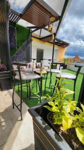 a patio with chairs and tables on a balcony at la terraza departamentos 301 in Cuenca