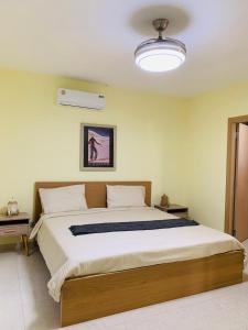 ein Schlafzimmer mit einem großen Bett in einem Zimmer in der Unterkunft Casa MB 2 Los Cabos in Cabrera