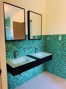 ein Badezimmer mit zwei Waschbecken und zwei Spiegeln in der Unterkunft Casa MB 2 Los Cabos in Cabrera