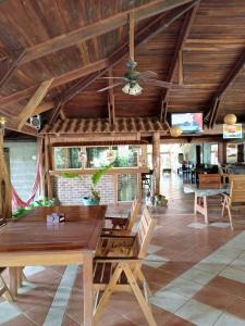 uma sala de jantar com tectos em madeira e uma ventoinha de tecto em Lodge Barka Lounge em Jabilla
