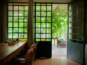 Habitación con mesa y ventana grande. en Las Pircas, casa de campo en Luján de Cuyo