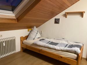 ヴィリンゲンにあるFeWo Gipfelglückの屋根裏部屋の小さなベッド1台分です。