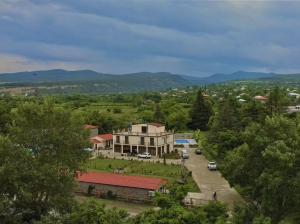 una vista aérea de una casa grande en una ciudad en Kisi Garden Hotel, en Telavi