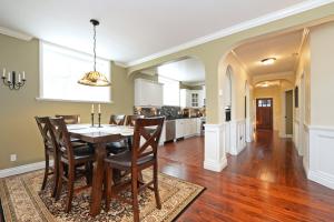 una cucina e una sala da pranzo con tavolo e sedie di Upscale Character Home with Luxurious Amenities a Victoria