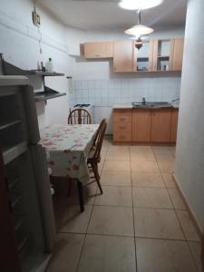 una cucina con tavolo, tavolo e sedie di Apartman SM IK a Tomislavgrad