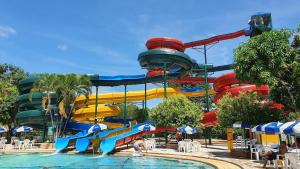 a water amusement park with a water slide at Exclusive Residence Thermas Diroma in Caldas Novas