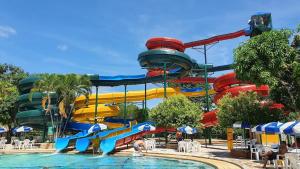 un parque de atracciones acuático con tobogán de agua en Exclusive Residence Thermas Diroma, en Caldas Novas