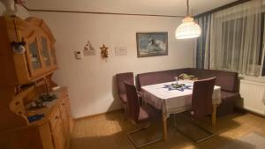 皮恩山口施皮塔爾的住宿－Haus Nardin，一间配备有白色桌椅的用餐室