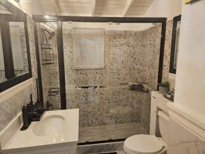 Ванна кімната в Cherr-ific Getaway Villa
