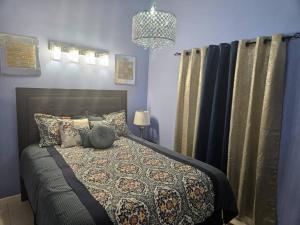 Postel nebo postele na pokoji v ubytování Cherr-ific Getaway Villa + 8 fotografií