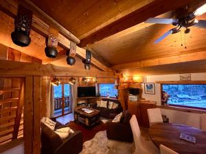 una vista aérea de una sala de estar en una cabaña en CHALET TOUDBIOLE haut de chalet, en Les Houches
