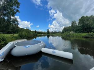 um barco sentado na água em um rio em WELCOME TO BURNT RIVER ESTATE em Kawartha Lakes