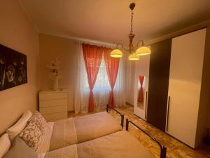 1 dormitorio con cama y ventana en Ca' Mariuccia appartamento in Venaria Reale, en Venaria Reale