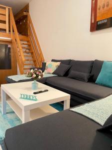 ein Wohnzimmer mit einem Sofa und einem Couchtisch in der Unterkunft Apartmán & štúdio Tyrkys Spiežovec Donovaly in Donovaly