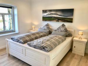 韦斯特雷费尔Hof Steinhütten Boutique Apartments的房间里有两张床，桌子上有两盏灯